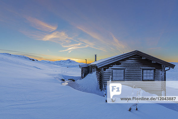 Einsames Haus im Schnee  Riksgransen  Abisko  Gemeinde Kiruna  Landkreis Norrbotten  Lappland  Schweden  Skandinavien  Europa