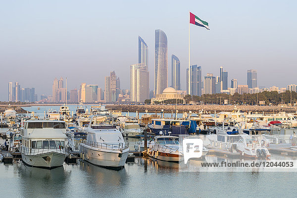 Moderne Stadtsilhouette und Yachthafen  Abu Dhabi  Vereinigte Arabische Emirate  Naher Osten