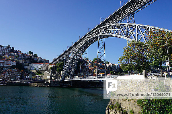 Ponte de Dom Luis I über den Fluss Douro  Porto (Oporto)  Portugal  Europa