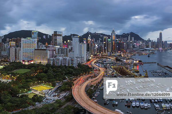 Blick von oben auf den Hafen und den zentralen Bezirk von Hongkong Island und Victoria Peak  Hongkong  China  Asien