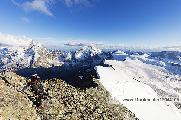 Bergsteiger am Südgrat der Dent Blanche  4357m  mit Blick auf das Matterhorn  Wallis  Schweizer Alpen  Schweiz  Europa