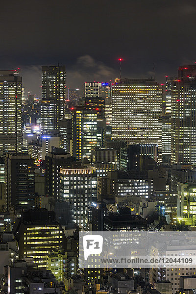 Gebäude im Stadtzentrum bei Nacht  Tokio  Japan  Asien
