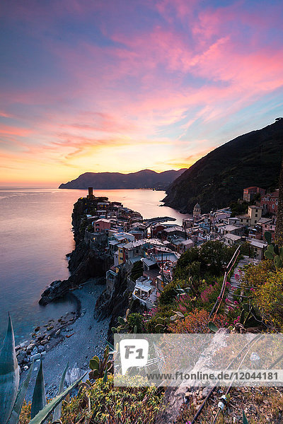 Ein atemberaubender Sonnenuntergang über der Altstadt und dem Hafen von Vernazza  Cinque Terre  UNESCO-Weltkulturerbe  Ligurien  Italien  Europa