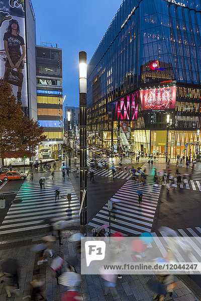 Zeitraffer-Übersicht über den Fußgängerübergang Sukiyabashi  Ginza  Tokio  Japan  Asien