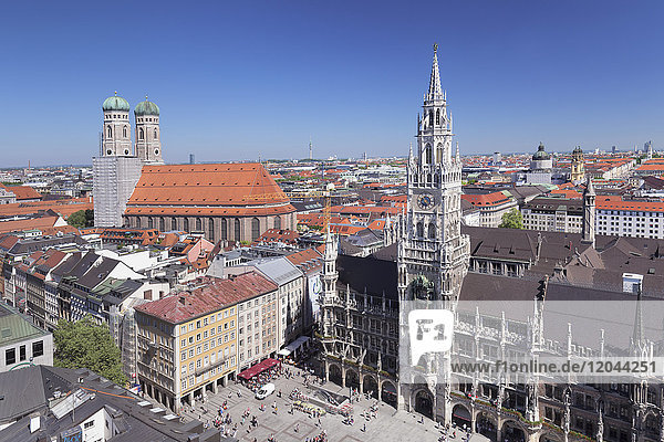 Marienplatz mit Neuem Rathaus und Frauenkirche  München  Bayern  Deutschland  Europa