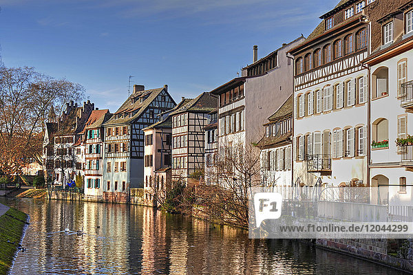 Fluss Ill und Quai de la Bruche  Altstadt Petite France  UNESCO-Weltkulturerbe  Straßburg  Elsass  Frankreich  Europa