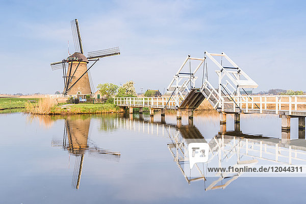 Windmühle und Schleuse am Kanal  Kinderdijk  UNESCO-Welterbe  Gemeinde Molenwaard  Provinz Südholland  Niederlande  Europa