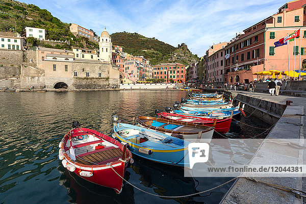 Bunte Fischerboote im Hafen von Vernazza  Cinque Terre  UNESCO-Weltkulturerbe  Ligurien  Italien  Europa