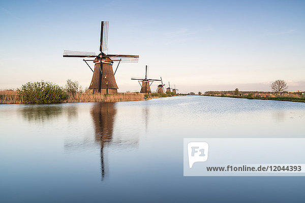 Windmühlen in einer Reihe am Kanal  Kinderdijk  UNESCO-Weltkulturerbe  Gemeinde Molenwaard  Provinz Südholland  Niederlande  Europa