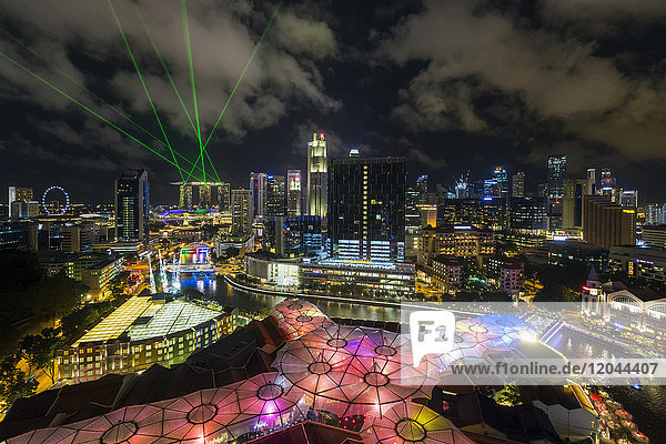 Skyline der Stadt und Restaurants am Flussufer im Vergnügungsviertel Clarke Quay  Singapur  Südostasien  Asien