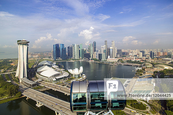 Blick auf die Skyline von Downtown Singapur und die Marina Bay  Singapur  Südostasien  Asien