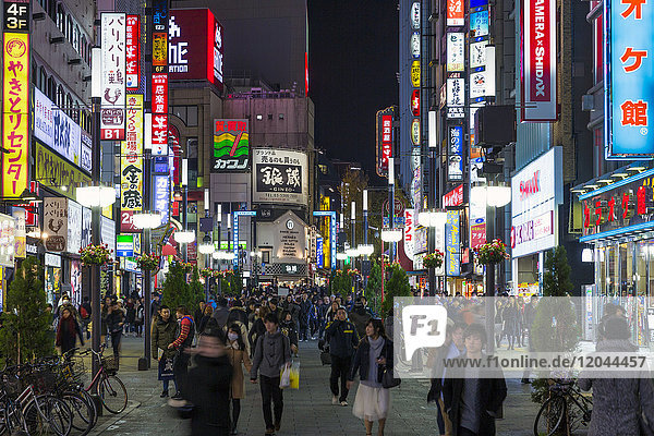 Das Vergnügungsviertel Kabukicho beleuchtet in der Abenddämmerung  Shinjuku  Tokio  Japan  Asien