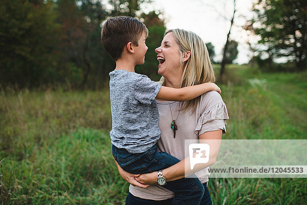 Mutter und Sohn lachen und genießen im Freien