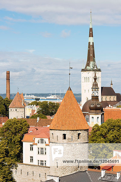 Stadtlandschaft auf einem erhöhten Dach mit Viru-Tor und Glockentürmen  Tallinn  Estland