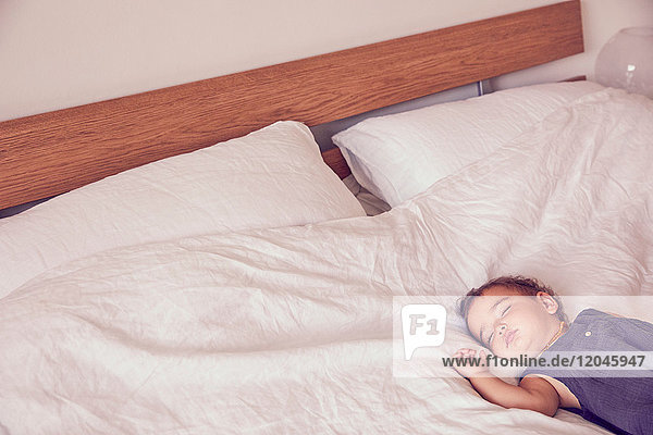 Weibliches Kleinkind  auf Bett schlafend
