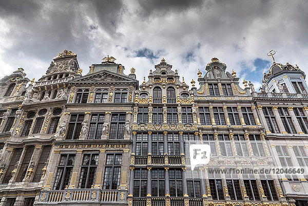 Niedrigwinkelansicht der historischen Stadthausfassaden am Grand Central  Brüssel  Belgien