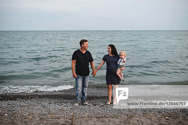 Schwangeres Paar am Wasser am Strand mit männlichem Kleinkind-Sohn  Ontariosee  Kanada