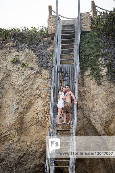 Romantisches Paar auf der Treppe zum Strand  Malibu  Kalifornien  USA