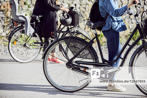 Niedriger Anteil von Frauen  die mit Fahrrädern auf der Straße stehen