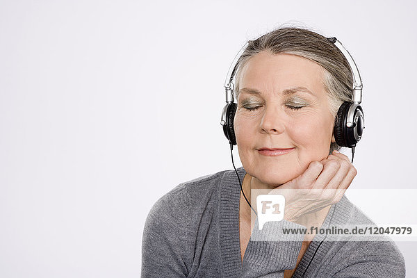Reife Frau mit Kopfhörern