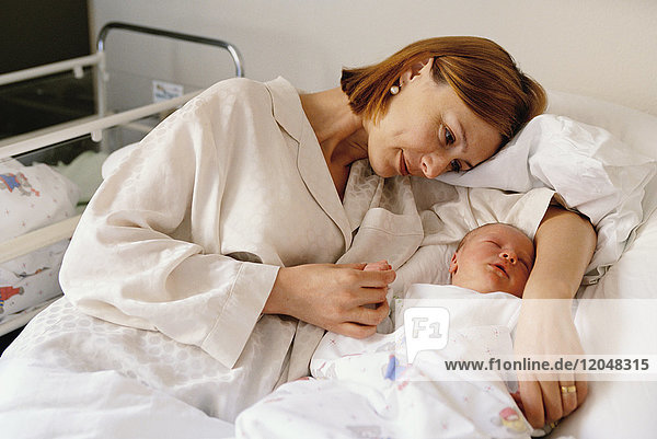 Mutter und neugeborenes Baby im Krankenhaus