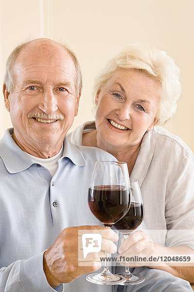Ehepaar trinkt Wein