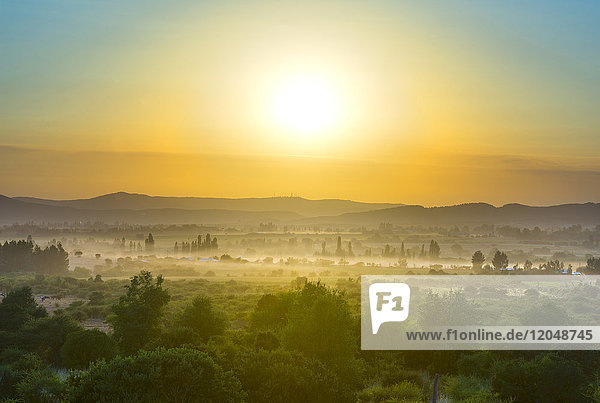 Sonnenaufgang über den Getreidefeldern und Bauernhöfen in der Region del Maule im Süden Chiles