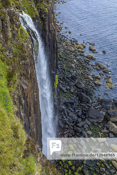 Nahaufnahme des Mealt-Wasserfalls auf der Halbinsel Trotternish auf der Isle of Skye in Schottland  Vereinigtes Königreich