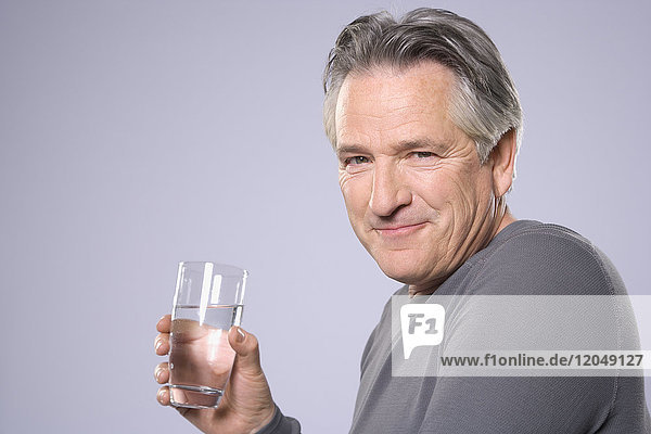 Mann trinkt ein Glas Wasser