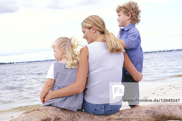 Mutter am Strand mit Kindern
