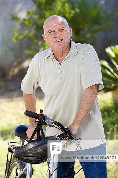 Porträt eines Mannes mit Fahrrad