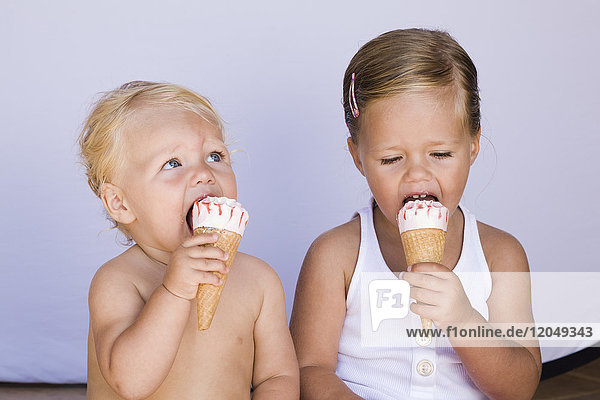 Kinder essen Eiswaffeln