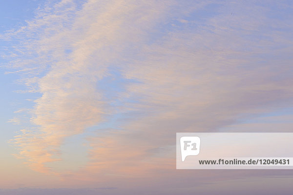 Pastellwolken am Himmel bei Sonnenaufgang über Bamburgh in Northumberland  England  Vereinigtes Königreich