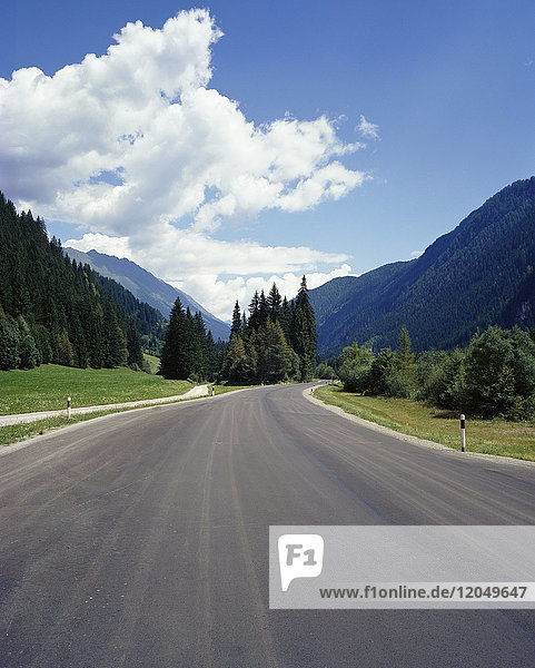 Straße im Defereggental  Tirol  Österreich