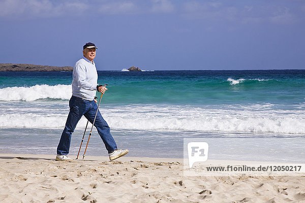 Mann Nordic Walking am Strand