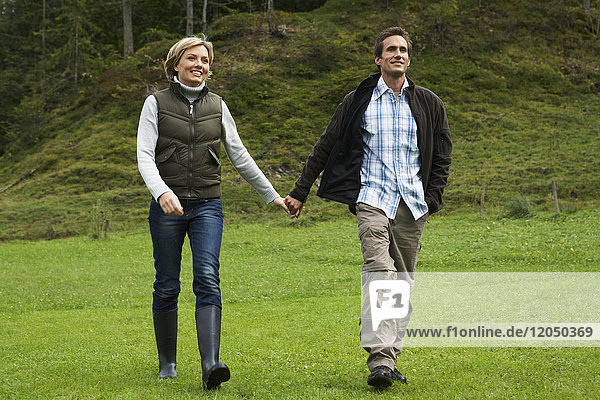 Paar geht im Feld spazieren