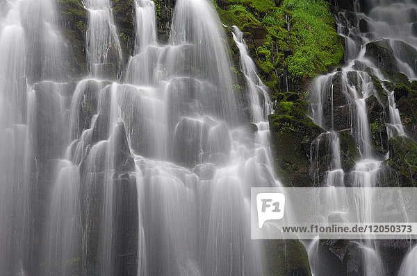 Nahaufnahme der Ramona-Wasserfälle  die über Felsen im Mt. Hood National Forest in Clackamas County in Oregon  USA  stürzen