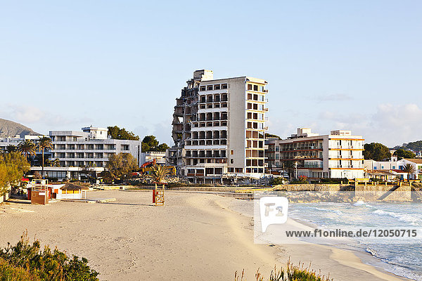 Strand und Gebäudeabbruch  Mallorca  Spanien