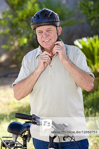 Porträt eines Mannes  der sich auf das Fahrradfahren vorbereitet