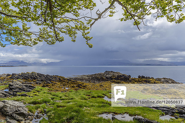 Regenwolken über der schottischen Küste im Frühling in der Nähe von Armadale auf der Isle of Skye in Schottland  Vereinigtes Königreich