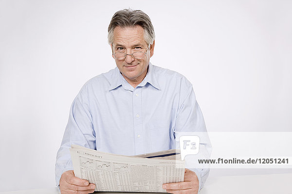 Mann beim Zeitungslesen