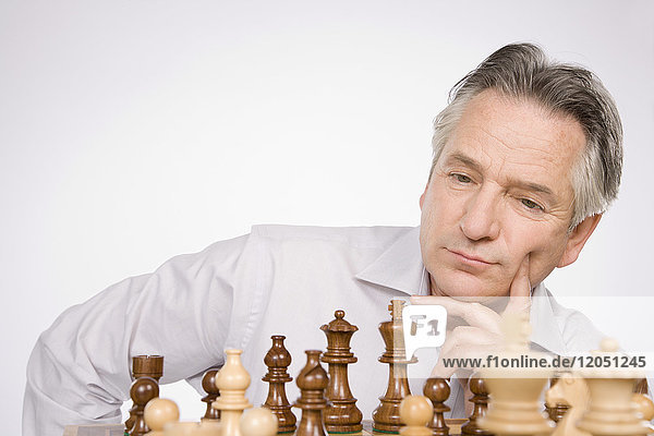 Mann spielt Schach