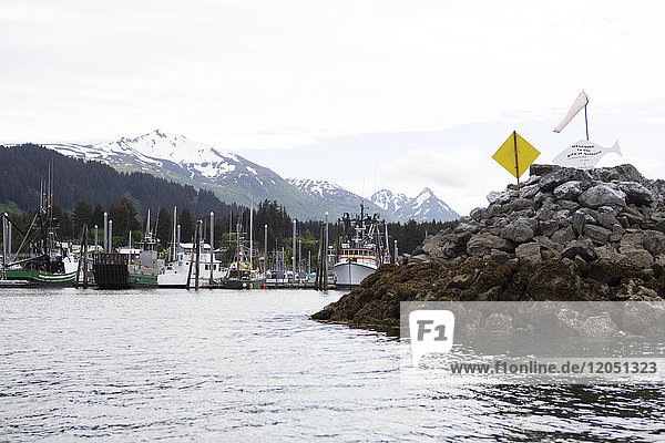 Eingang zum Seldovia Small Boat Harbor,  Kachemak Bay,  Alaska.