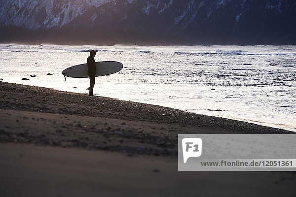 Surfer an den Ufern der Kachemak Bay  Homer Spit  Southcentral Alaska  USA