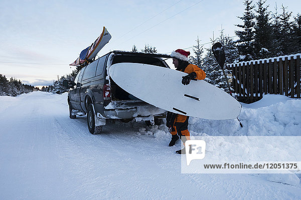 Kajaksurfer beim Beladen eines Lastwagens mit Ausrüstung  Homer  Southcentral Alaska  USA