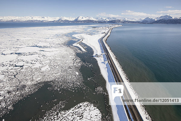 Luftaufnahme der Nehrung von Homer und der Kenai-Berge im Winter  Süd-Zentral-Alaska  USA