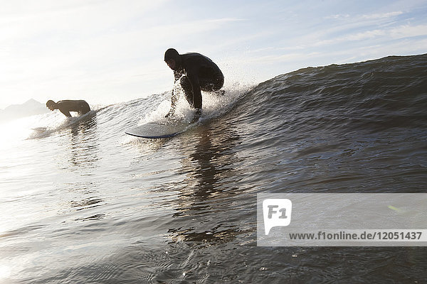 Surfer reiten eine Welle in der Nähe von Homer  Süd-Zentral-Alaska  USA