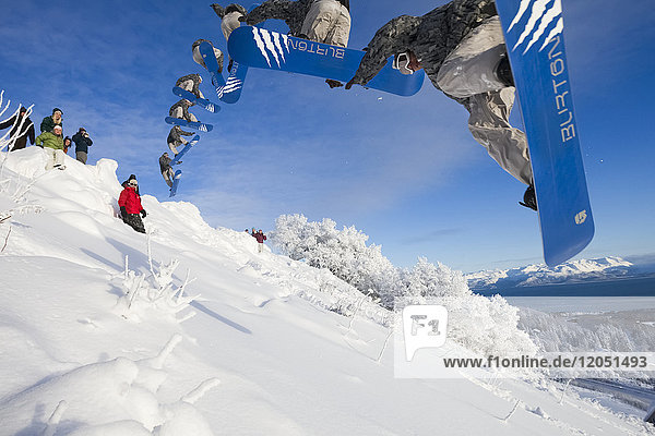 Mehrfachbelichtung eines Snowboarders  der einen Sprung an einem Hang macht  Homer  Southcentral Alaska  USA