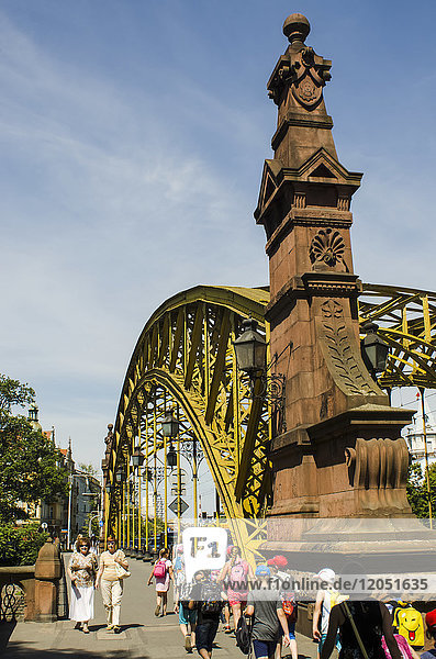 Zwierzyniecki-Brücke mit Fußgängern in der Nähe des Zoos  östlich von Wroclaw; Wroclaw  Polen