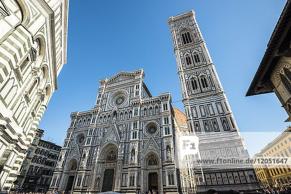 Die Fassade der Kathedrale der Heiligen Maria von der Blume  der Hauptkirche von Florenz  auch bekannt als Dom von Florenz; Florenz  Italien